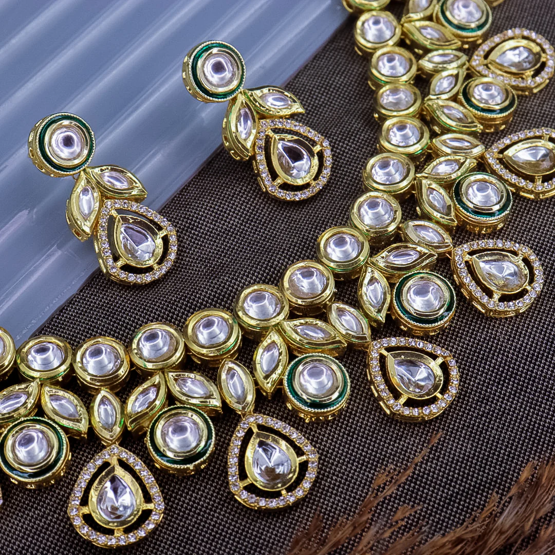 Mejabeen Kundan Choker Set With Earring - Image 3